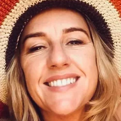 psychic edelle with wavy blonde hair and brown eyes wearing a straw hat